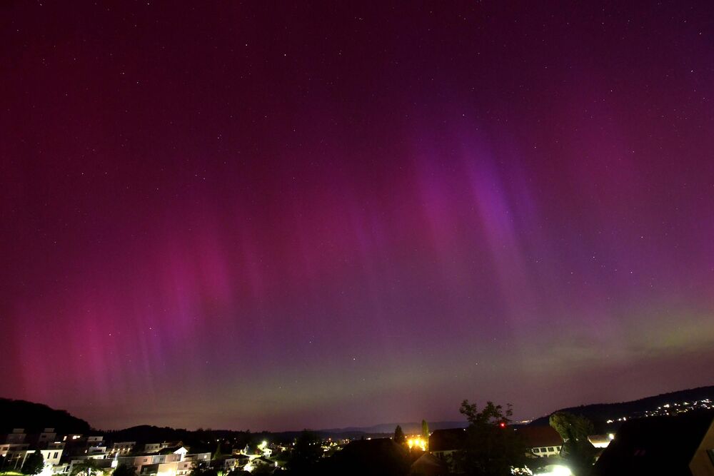 Dank des klaren Himmels konnten in der Nacht vom 10. auf den 11. Mai intensive Polarlichter am Schweizer Nachthimmel beobachtet werden (Standort Hallwil AG).